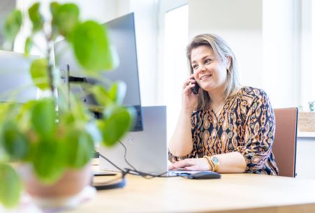 Medewerkster Pantein Extra aan de telefoon