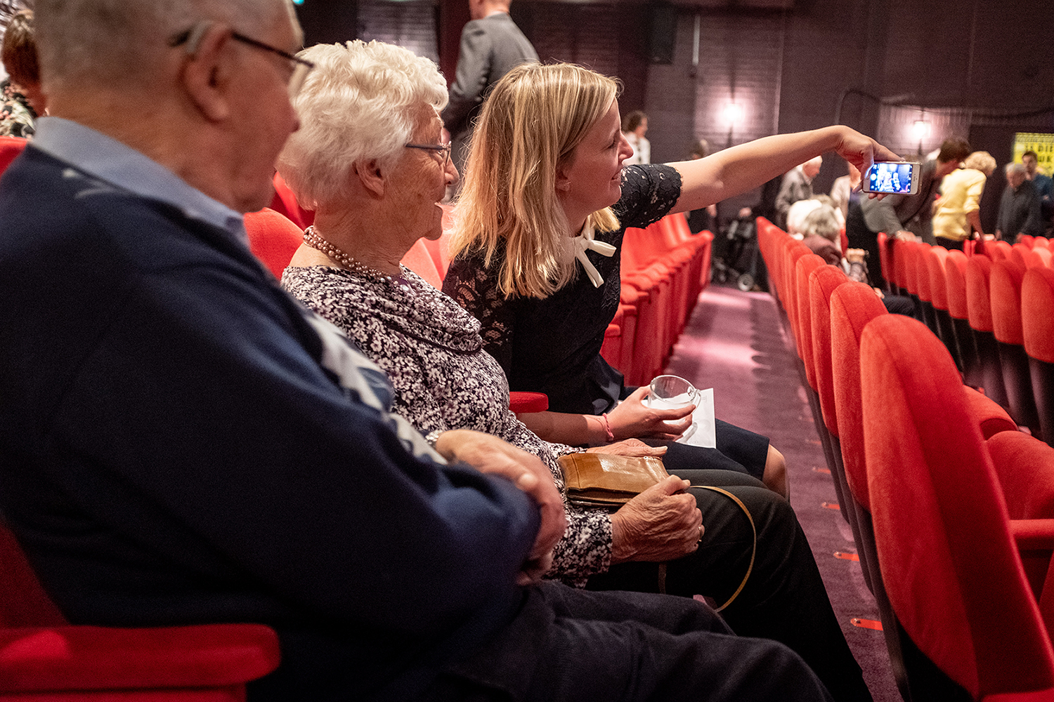 echtpaar met begeleiding van stichting vier het leven in het theater echtpaar met begeleiding van stichting vier het leven in het theater