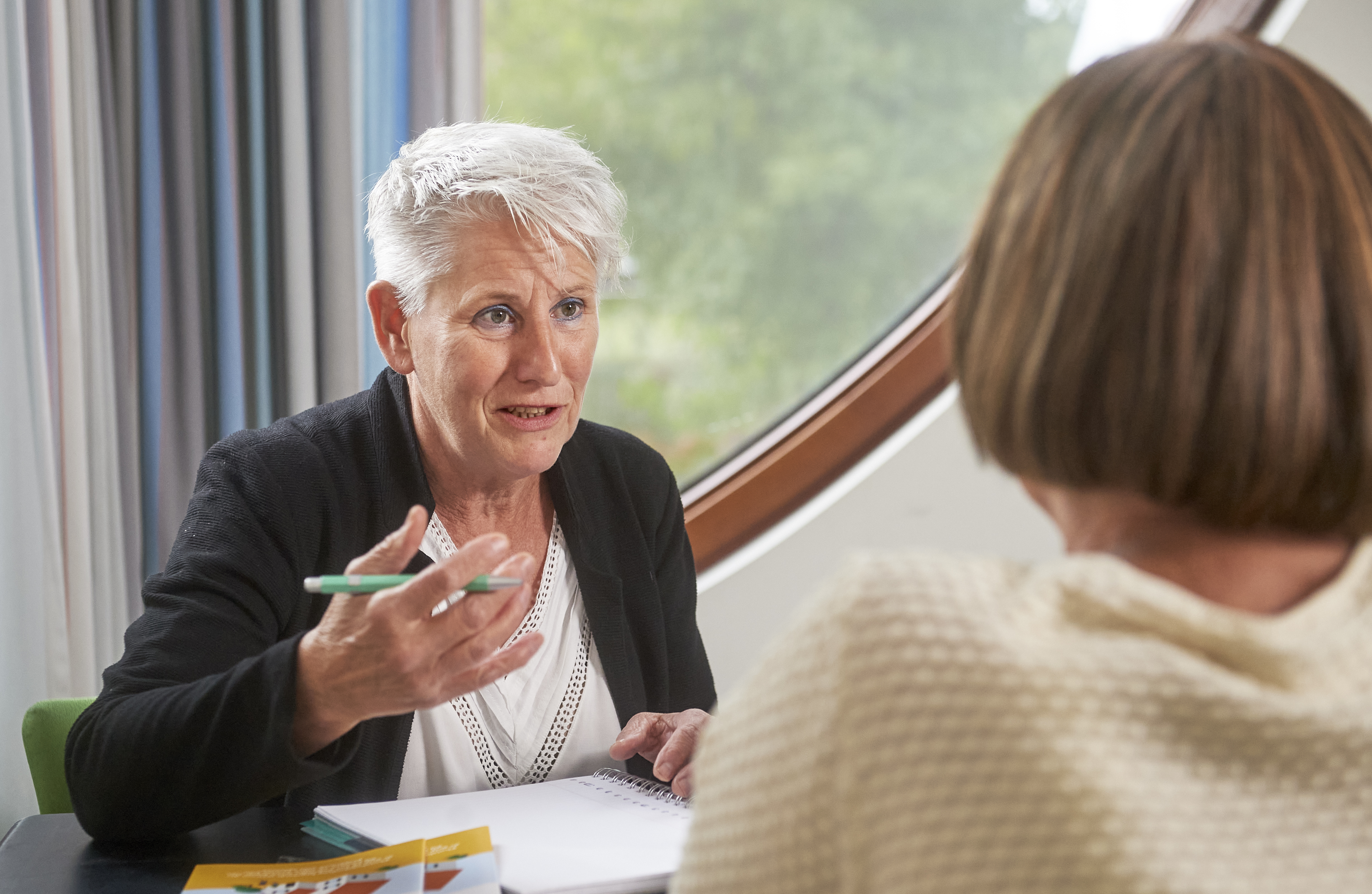 budgetcoach aan huis in gesprek met mevrouw 