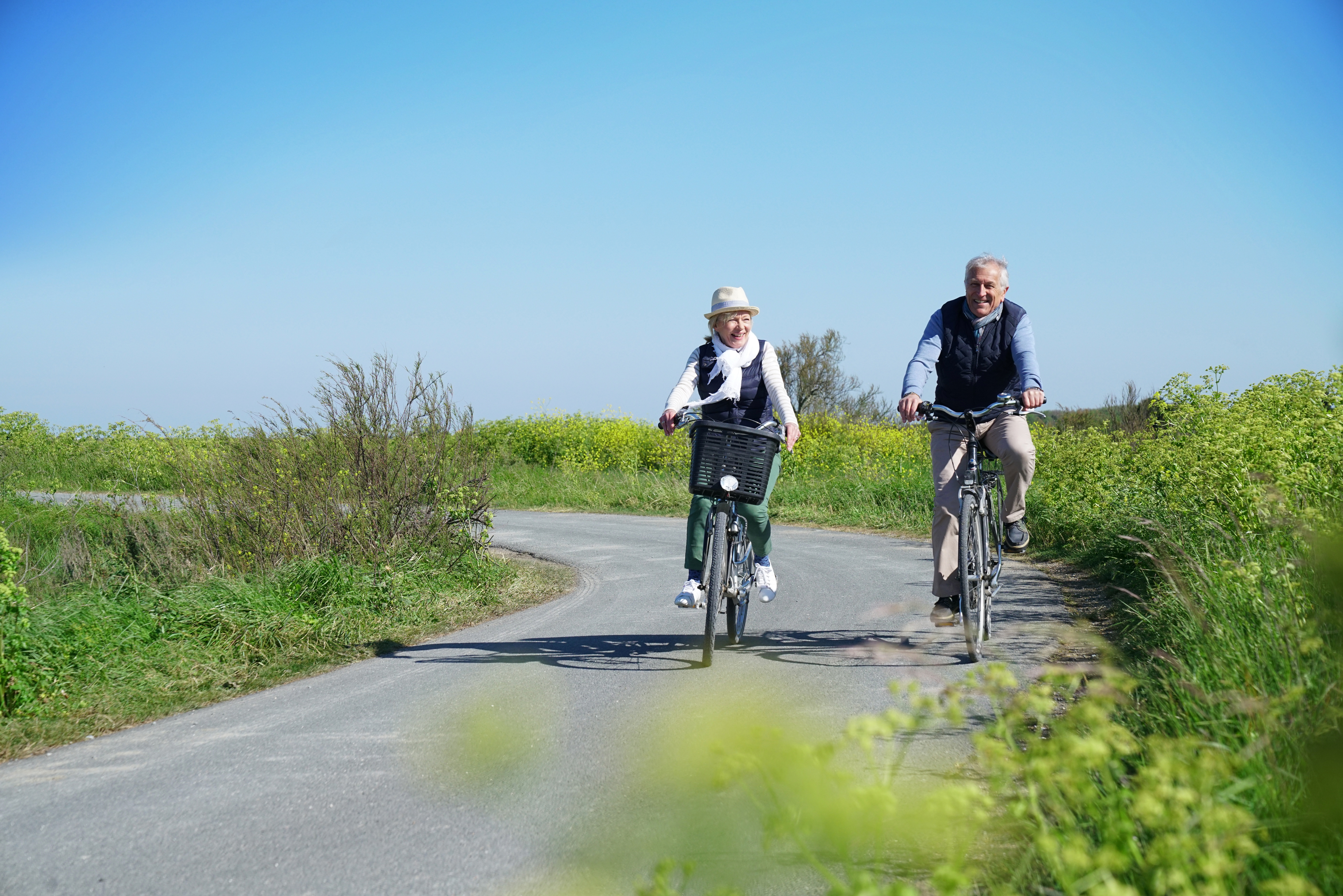 echtpaar fietsend door de natuur