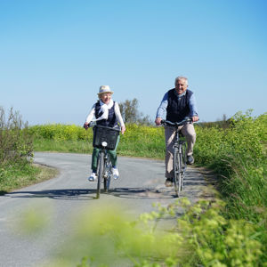 echtpaar fietsend door de natuur echtpaar fietsend door de natuur