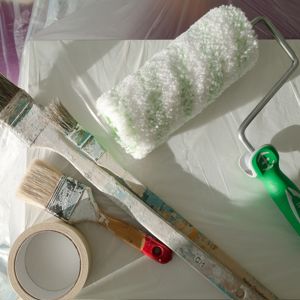 schilderbenodigdheden kwasten en een verfroller schilderbenodigdheden kwasten en een verfroller