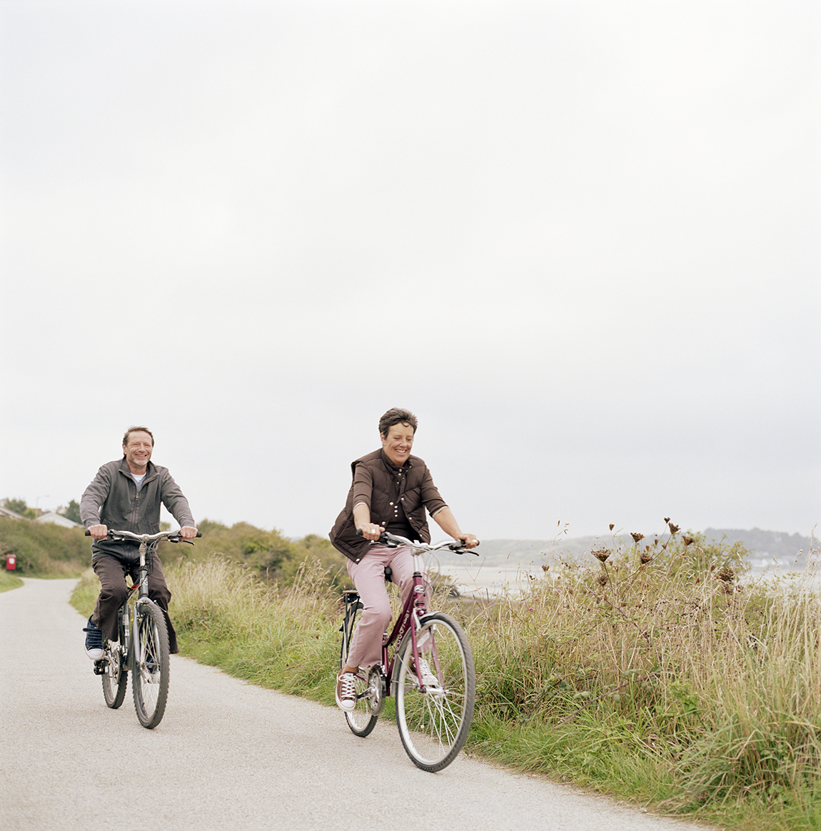 echtpaar fietsend door de natuur