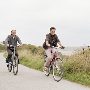 echtpaar fietsend door de natuur echtpaar fietsend door de natuur