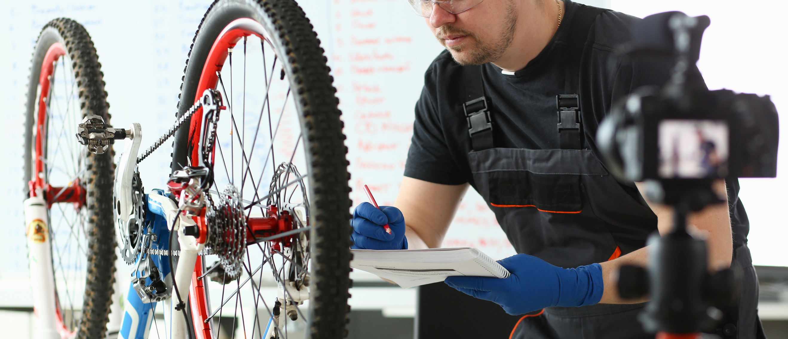 de fietsenmaker maakt een prijsopgaaf voor een reparatie
