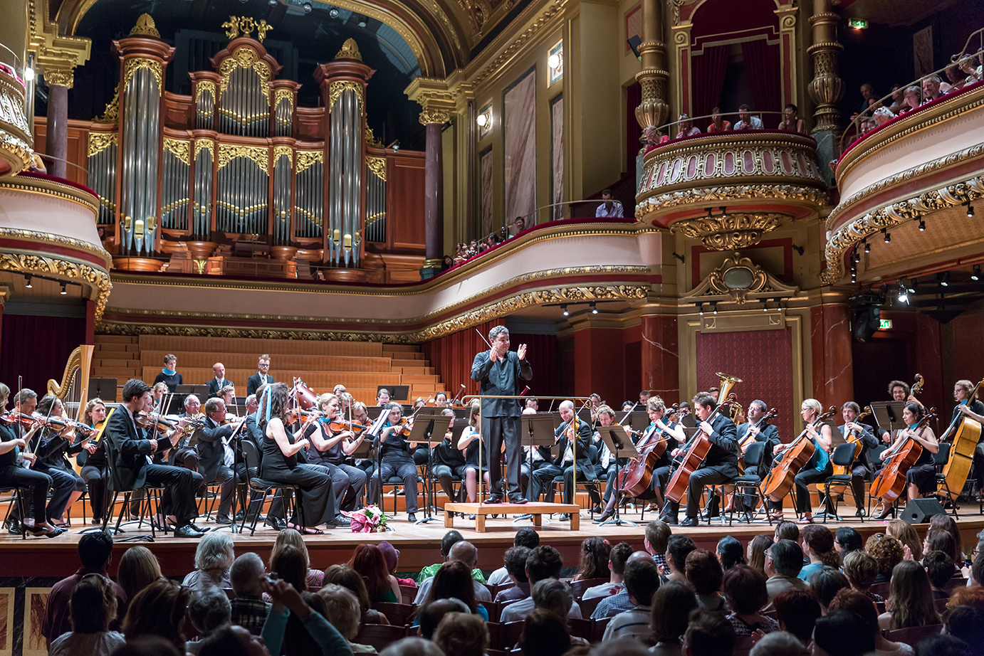 spelend orkest met dirigent in het concertgebouw amsterdam