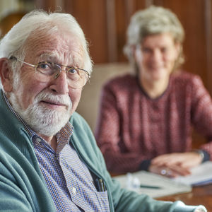 meneer is blij met hulp van zicht op geld meneer is blij met hulp van zicht op geld