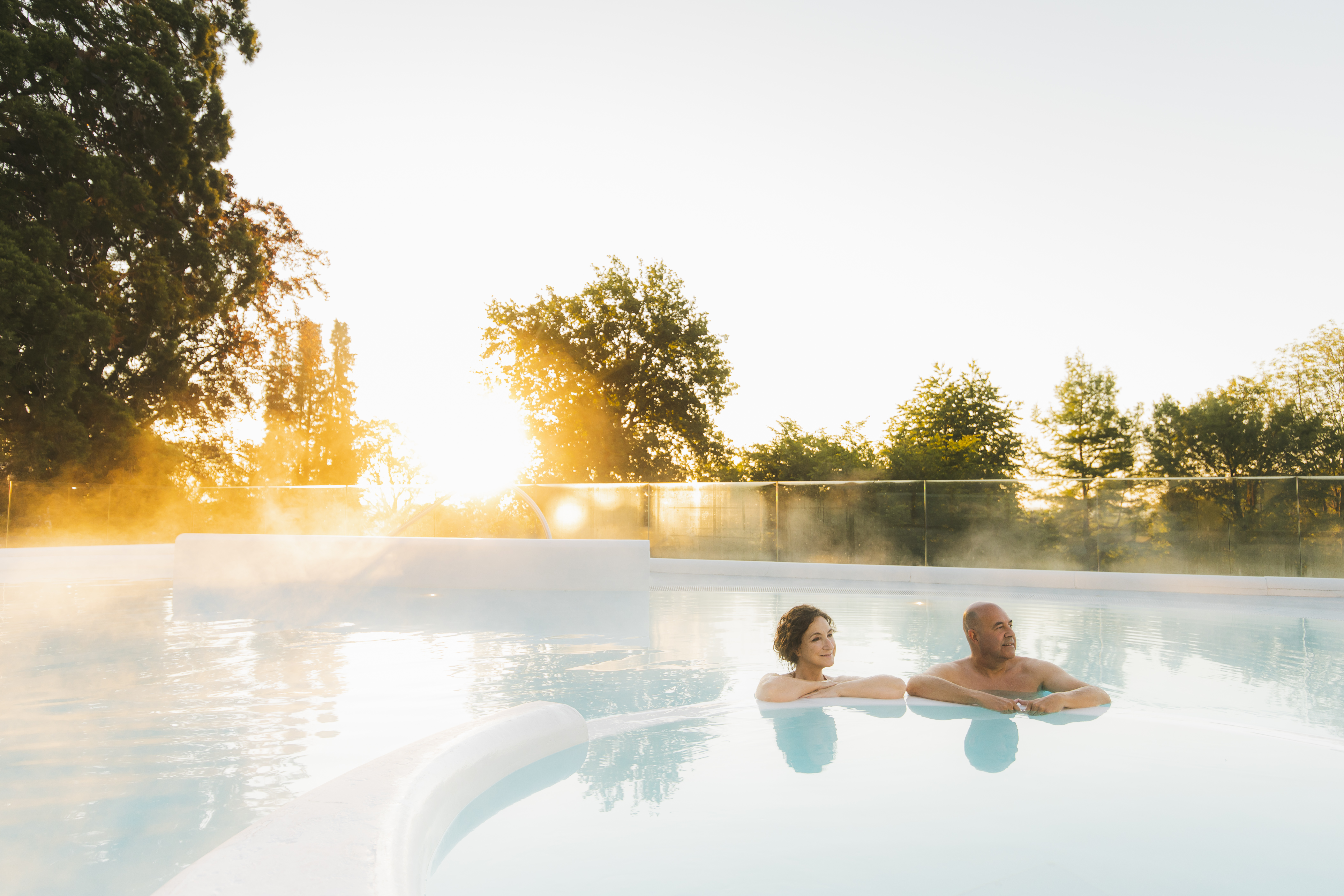 twee mensen ontspannen in het buitenzwembad van de thermae 