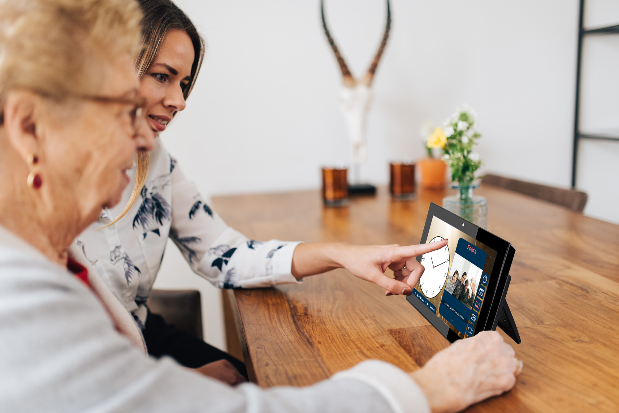 mevrouw krijgt uitleg over de bbrain kalenderklok