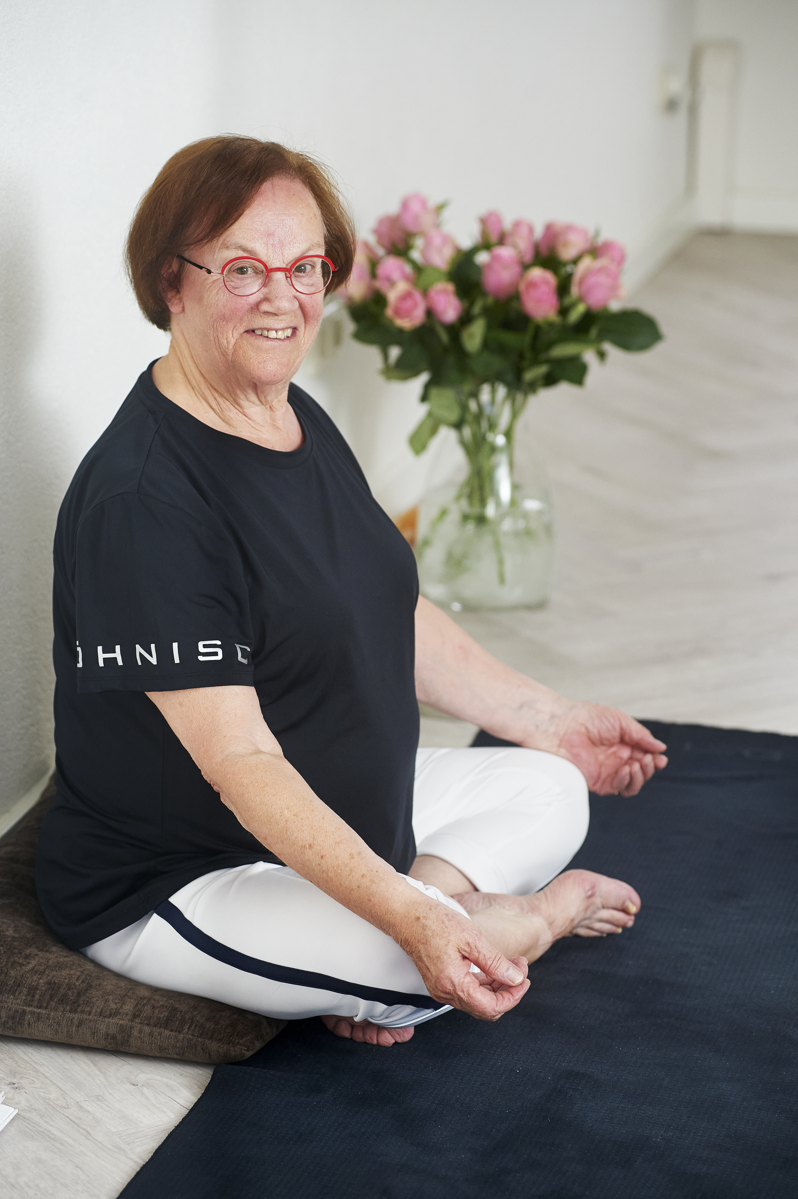 mevrouw zittend met rozen