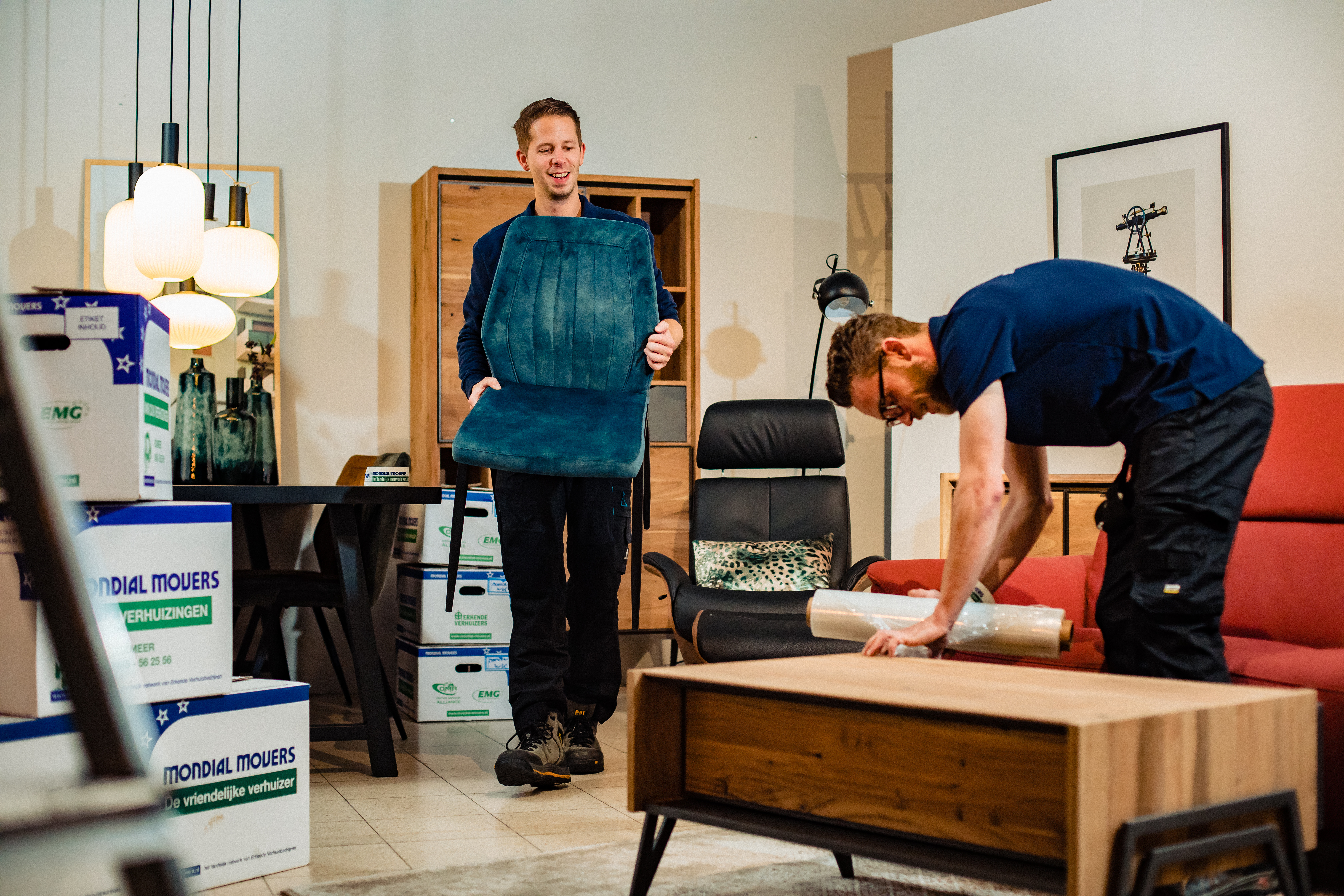 verhuizers van mondial van dijk verhuizingen aan het werk in de woonkamer