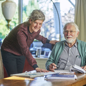 medewerker van zicht op geld helpt meneer bij zijn administratie medewerker van zicht op geld helpt meneer bij zijn administratie