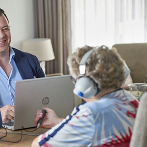 audicien aan huis neemt een gehoortest bij mevrouw af audicien aan huis neemt een gehoortest bij mevrouw af