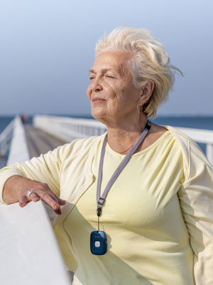 mevrouw met een alarmeringsknop om haar hals buiten mevrouw met een alarmeringsknop om haar hals buiten