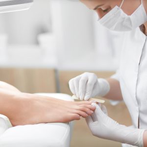 pedicure aan huis vijlt de voetnagels van mevrouw pedicure aan huis vijlt de voetnagels van mevrouw