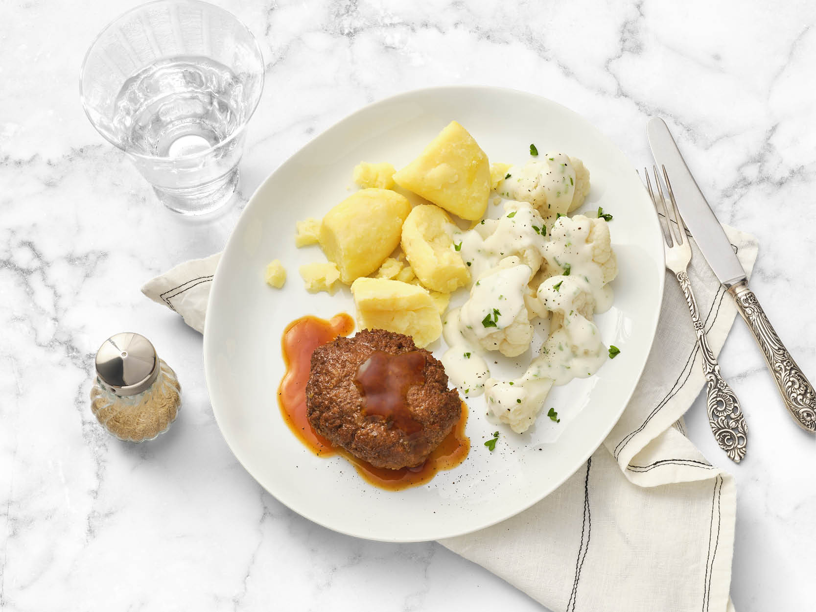 gezonde hollandse maaltijd met bloemkool aardappel en vlees